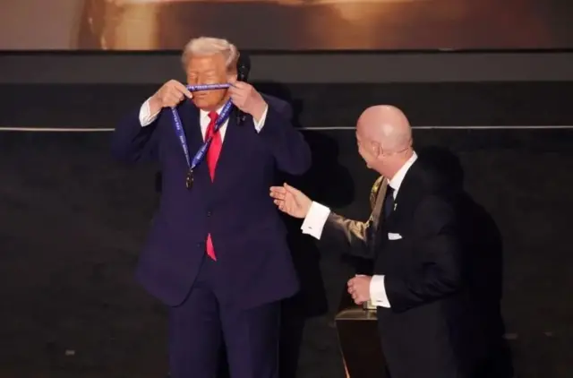 ترامپ در حال دریافت مدال صلح فیفا