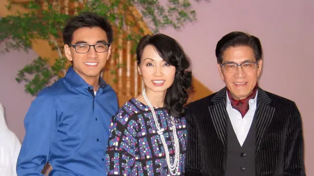 Nhà văn Nguyễn Ngọc Ngạn bên vợ và con trai 