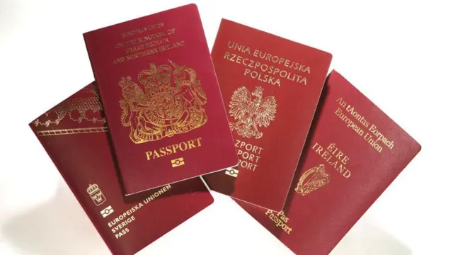 Zdjęcie europejskich bordowych paszportów reprezentujących różne kraje i wydanych przez ich rządy (od lewej do prawej) – Szwecję, Wielką Brytanię, Polskę i Irlandię