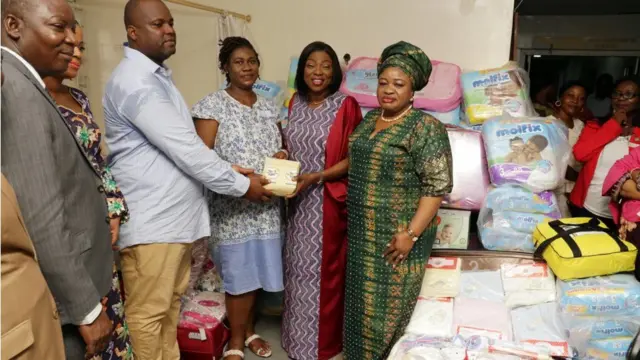 Abileko Ambode gbe apoti Aṣọ meji, Beedi, ibọsẹ àti fila gẹgẹ bii ẹbun fun awọn ẹbun Ọlọrun naa.