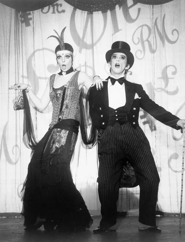 Лайза Минелли и Джоэл Грей поют свой хит "Money, Money" в фильме "Кабаре"