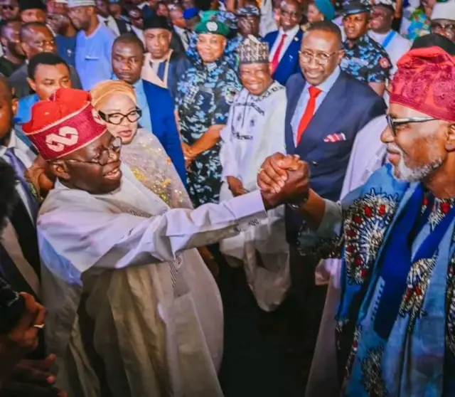 Akeredolu n ki Aarẹ Bọla Tinubu ku oriire lasiko to gba iwe ẹri gẹgẹ bi Aarẹ tuntun ni Ajọ INEC nilu Abuja ni oṣu kẹta ọdun 2023.