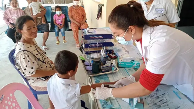 Aworan nọọsi to n tọju ọmọde ni Cambodia 