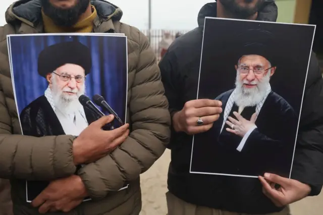 ভারতীয় কাশ্মীরে শুক্রবারের জামাতের নামাজের পর শিয়া বিক্ষোভকারীরা ইরানের সমর্থনে এবং আমেরিকার বিরুদ্ধে বিক্ষোভ করেছেন