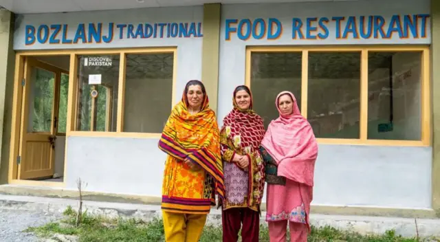 बोज़लांज कैफ़े और उसकी संचालक.