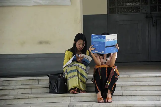 ရန်ကုန်တက္ကသိုလ်မှာတွေ့ရတဲ့ ကျောင်းသူတွေ (ပုံဟောင်း) 
