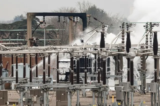 পশ্চিম লন্ডনের হেইসে সাবস্টেশনে আগুন নেভানোর কাজ চলছে