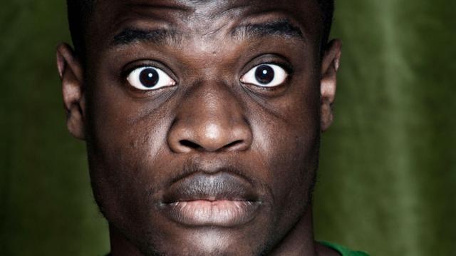 Homem com a expressão de surpresa