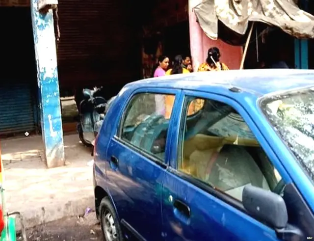 याच गल्लीत ग्राहकांची प्रतिक्षा करतात महिला