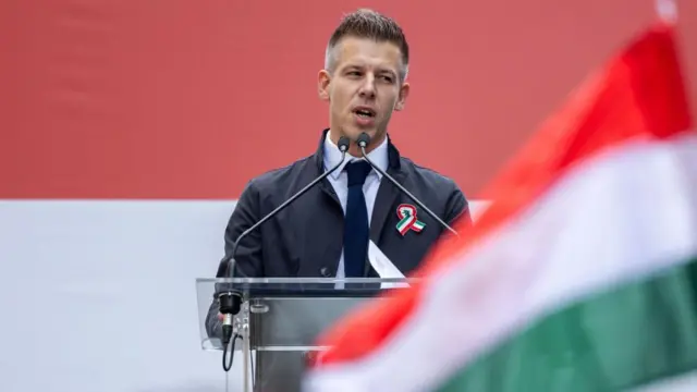 Peter Magyar kürsüde konuşma yaparken. 