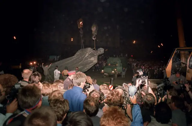 सोवियत संघ के विखंडन के बाद मॉस्को के लूबियांस्काया स्क्वायर में लगी केजीबी संस्थापक फ़ेलिक्स ज़ेरज़िस्की की मूर्ति को हटा दिया गया था