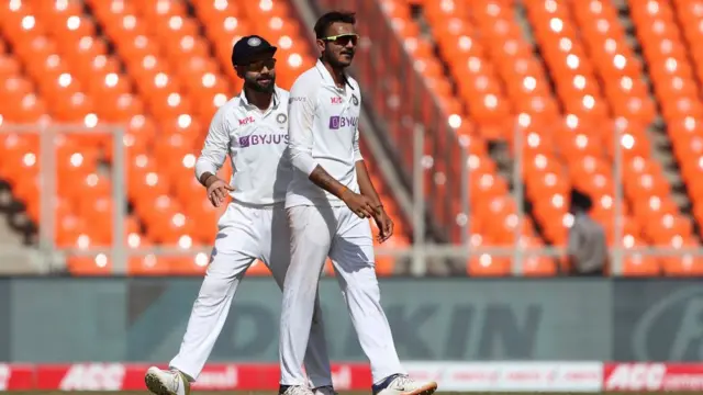 విరాట్ కోహ్లీతో అక్షర్ పటేల్