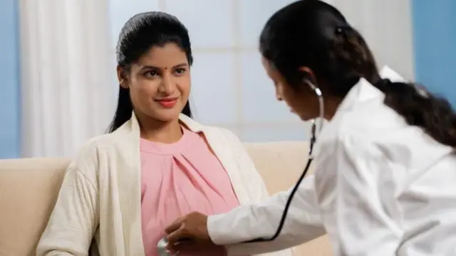 डॉक्टर आणि गरोदर महिला