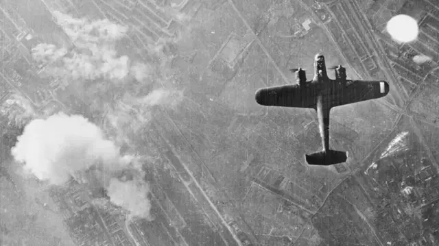 Metamfetamin yang dibawa oleh pilot Luftwaffe Jerman selama Perang Dunia Kedua sangat mirip dengan sabu yang sangat adiktif dan ilegal.