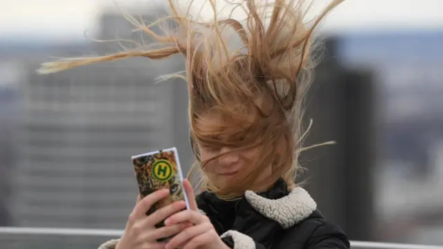 Adolescente com celular