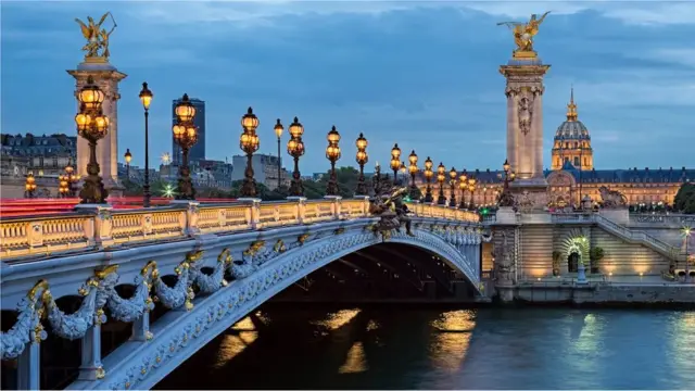 L'opulent pont Alexandre III est indéniablement l'un des sites les plus romantiques de Paris.