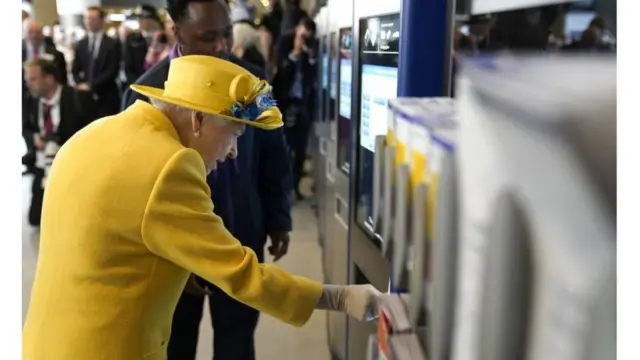 สมเด็จพระราชินีนาถฯ ทรงกดซื้อบัตรโดยสารจากเครื่องด้วยพระองค์เอง