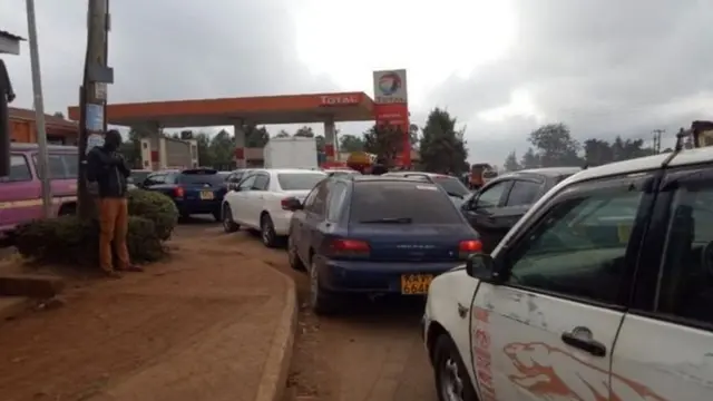 Zimeshuhudiwa foleni ndefu kwenye mji mkuu Nairobi na viunga vyake wakati wenye magari wanasubiri kuongeza magari yao mafuta.