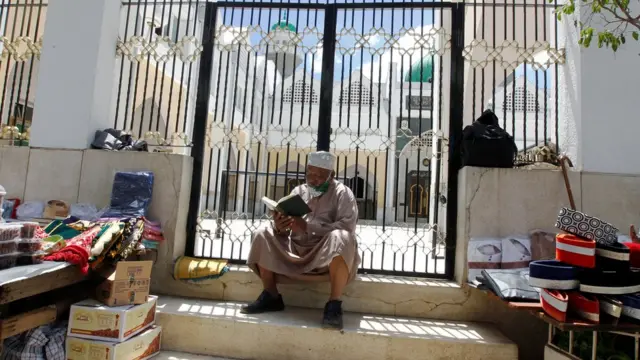 Мужчина читает Коран