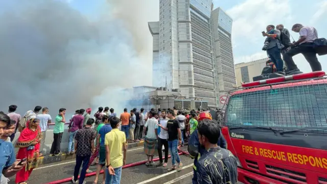 আগুন নেভাতে কাজ করছে ফায়ার সার্ভিসের বেশ কয়েকটি ইউনিট