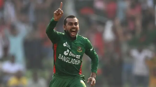 ম্যাচ সেরার পুরস্কার পেয়েছেন মেহেদি হাসান মিরাজ। 