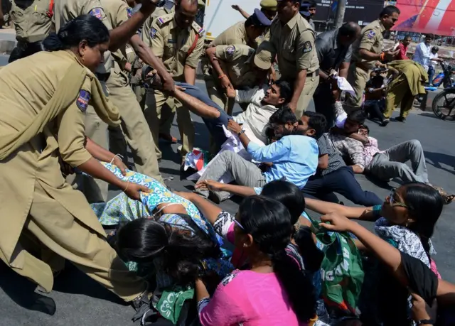 ఉద్యోగాలు కల్పించాలనే డిమాండ్‌తో తెలంగాణ జేఏసీ ఆధ్వర్యంలో ఫిబ్రవరి 22న హైదరాబాద్‌లో ఆందోళన చేపట్టిన యువతను అదుపులోకి తీసుకొంటున్న పోలీసులు