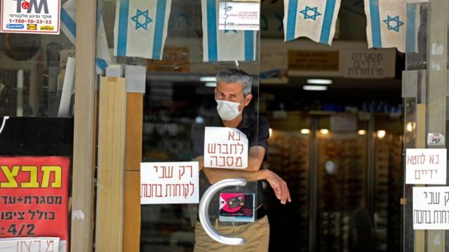 یک مغازه دار در اسرائیل