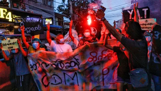 အာဏာသိမ်းမှုကို လက်သင့်မခံကြောင်း ပုံစံအမျိုးစုံနဲ့ ဆက်လက်ပြသ