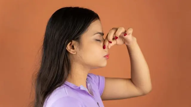 दुर्गंधी काहीवेळा येते आणि जाते - अनेकदा वाहत्या वाऱ्याबरोबर - किंवा ती एखाद्या विशिष्ट परिसराच्या फक्त काही भागांमध्येच जाणवू शकते.