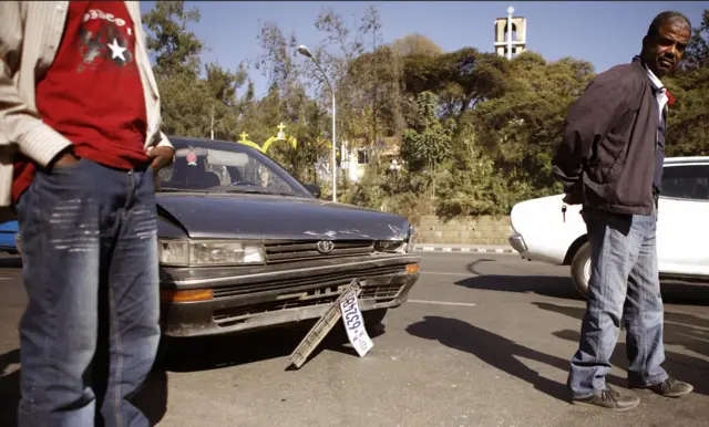 ኣብ ማእኸል ፅርግያ ደው ዝበለት ዝአረገት መኪና