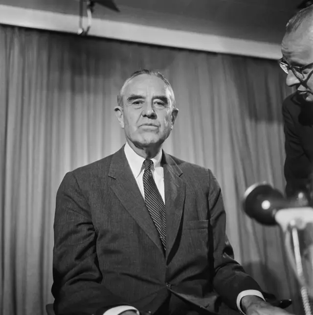 Вільям Аверелл Гарріман у піджаку з краваткою, чорно-біле фото