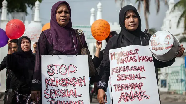 Ibu-ibu melakukan protes terhadap pelecehan seksual terhadap anak di Banda Aceh di provinsi Aceh, di pulau Sumatera bagian barat, menyusul insiden pelecehan seksual terhadap anak.