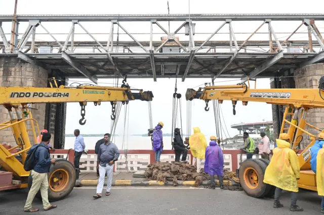 విజయవాడ, ప్రకాశం బరాజ్, కృష్ణా నది, బోట్లు, టీడీపీ వైసీపీ