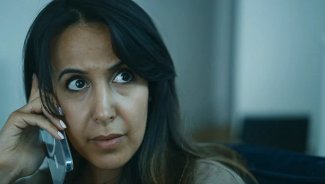 Nawal Al-Maghafi berbicara melalui telepon dengan Farouk Abdulhak