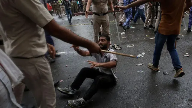 पुलिस और प्रदर्शनकारी