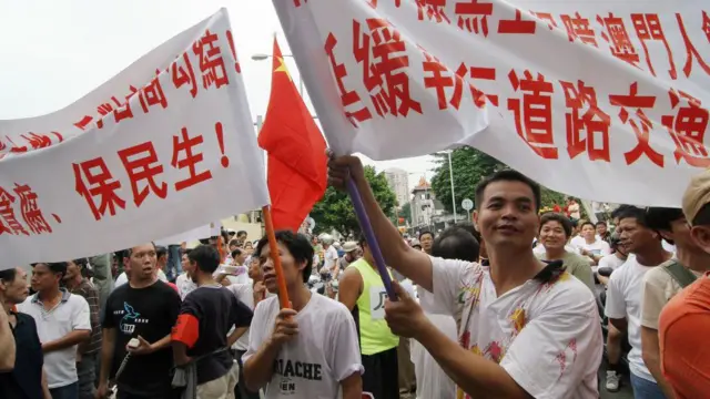 2007年10月1日,数百名示威者取消了冲击警方路障的威胁,游行前往澳门政府总部。