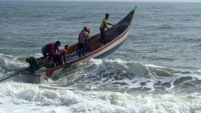 செயற்கைகோள் மூலம் மீனவர்களுக்கு குறுஞ்செய்தி அனுப்பும் கருவி