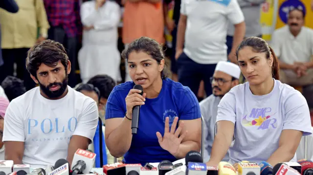 विरोध प्रदर्शन करनी महिलाएं