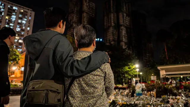 2025年12月7日,人們在香港大埔區宏福苑住宅區悼念火災罹難者。