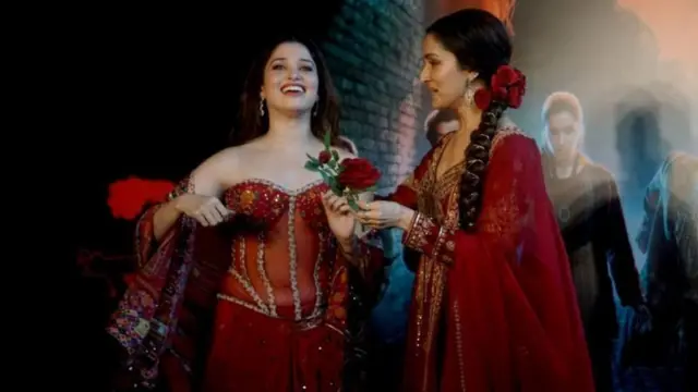 अभिनेत्री तमन्ना भाटिया (डावीकडे) 'स्त्री 2' चित्रपटातील एका गाण्यात दिसली होती. सोबत श्रद्धा कपूर (उजवीकडे)