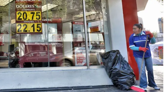 Mujer afuera de un banco