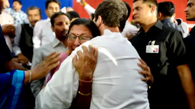 રાહુલ ગાંધીને ગળે મળતાં રંજનાબહેન