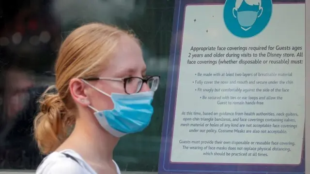 Una mujer usando una mascarilla