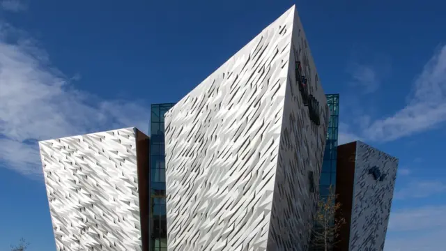 У Белфаста теперь такой "Титаник" - он возведен недалеко от верфи, где было построено печально известное судно