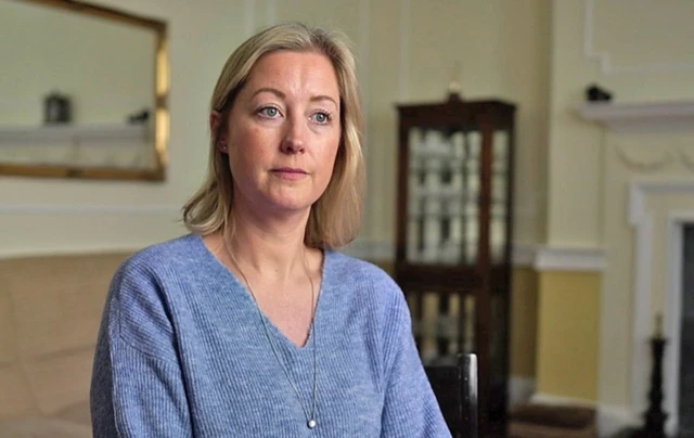 BBC'ye konuşan Gemma isimli kadın oturuyor.