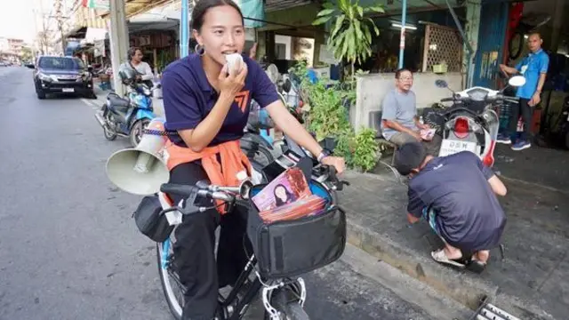 মুভ ফরোয়ার্ড প্রার্থী রাকচানাক আইস স্রিনর্ক বাইসাইকেলে চড়ে নির্বাচনী প্রচারণা চালাচ্ছেন