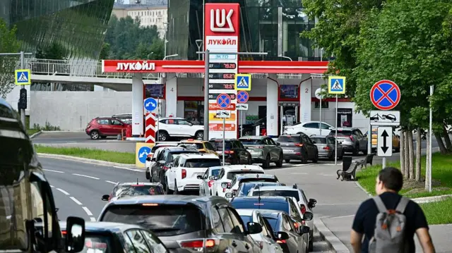 Велика черга машин на заправку Лукойл