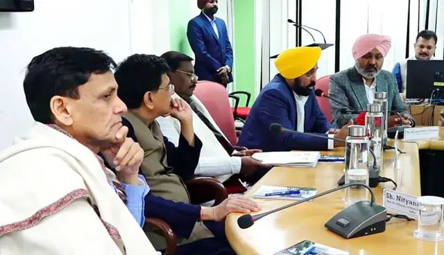 किसानों के साथ हुई बैठक में शामिल केंद्रीय मंत्री और पंजाब के मुख्यमंत्री