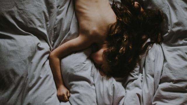 Спящая развратница прямо на кровати подставляет сочную щель для домашнего порно
