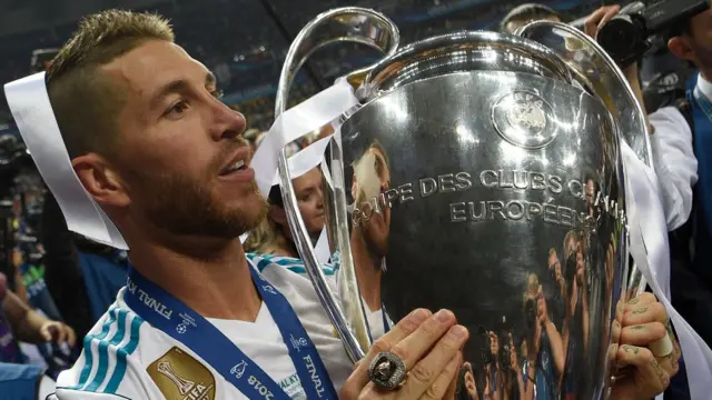 مدافع ريال مدريد الاسباني سيرجيو راموس يحمل كأس البطولة